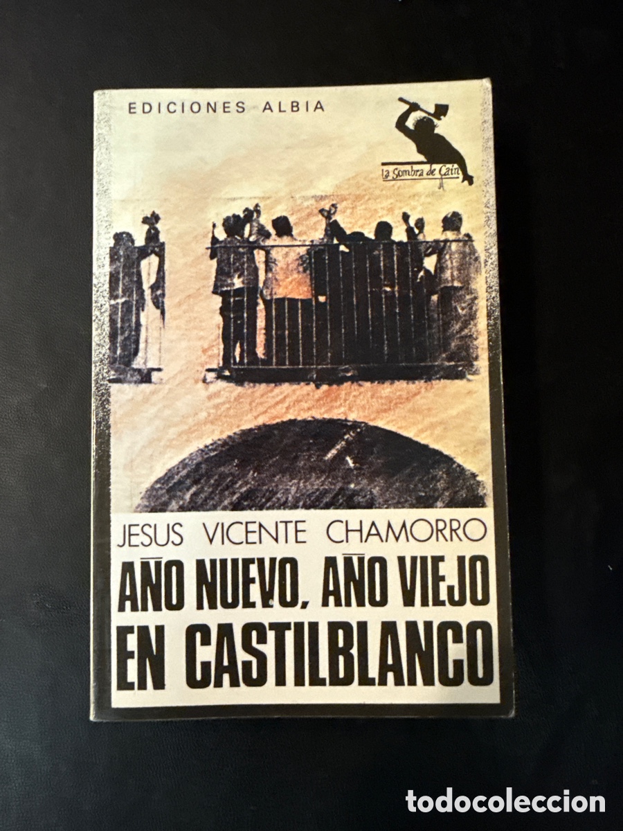 Libros de segunda mano: CHAMORRO, Jes&uacute;s Vicente. A&ntilde;o nuevo, a&ntilde;o viejo en Castilblanco.