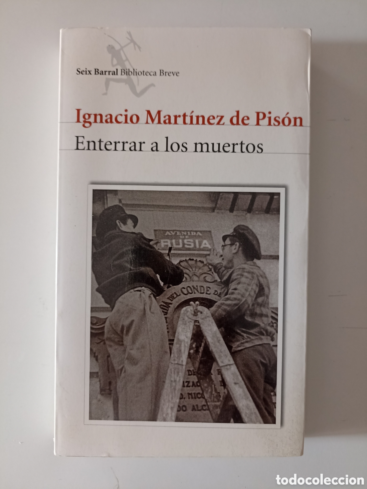 Libros de segunda mano: Ignacio Mart&iacute;nez de Pis&oacute;n - Enterrar a los muertos (Seix Barral, 2005)