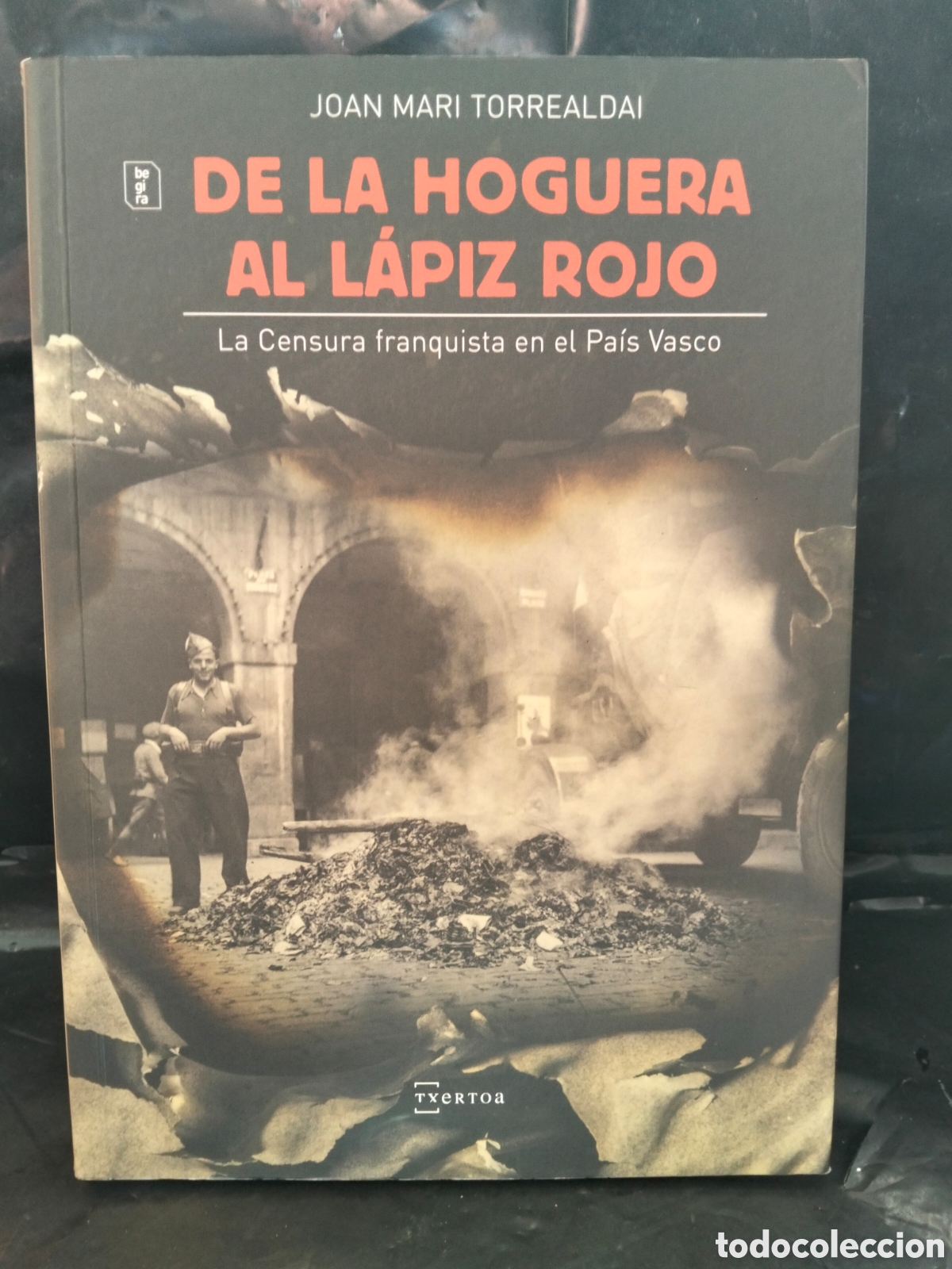 Livros em segunda m&atilde;o: J.M. TORREALDAI. DE LA HOGUERA AL L&Aacute;PIZ ROJO (CENSURA FRANQUISTA EN EL PA&Iacute;S VASCO) .TXERTOA