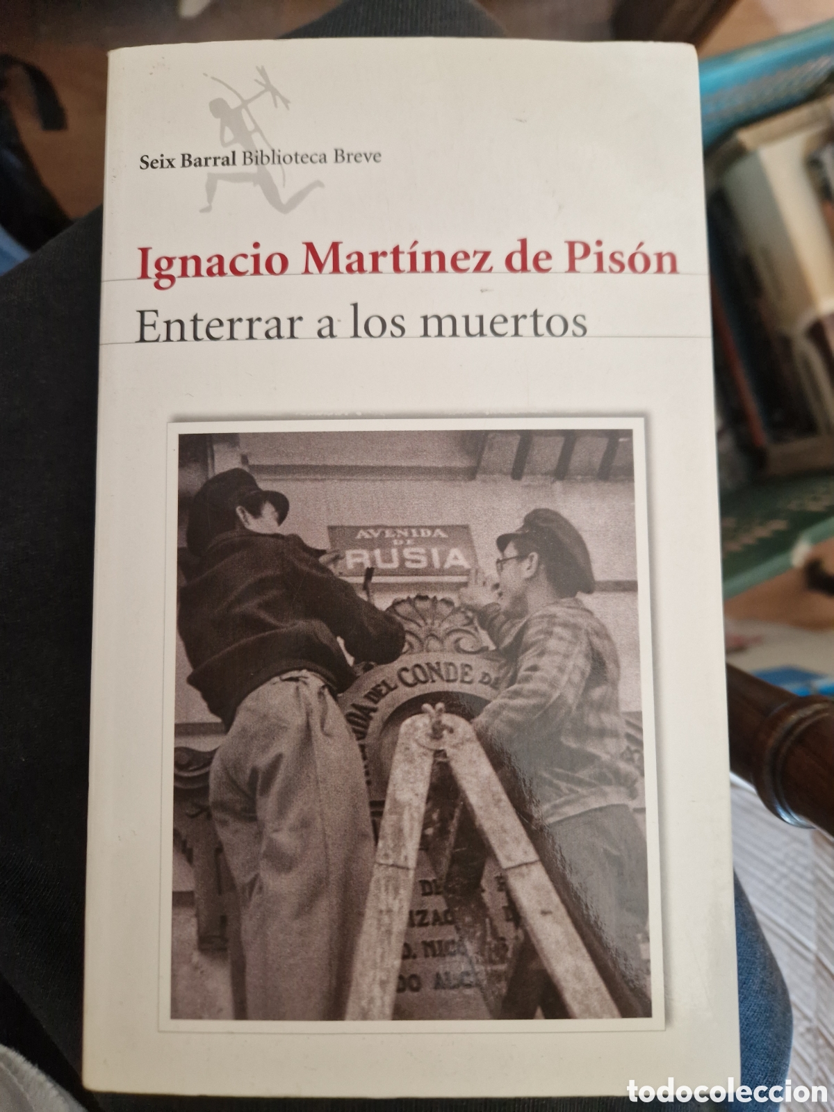 Libros de segunda mano: MART&Iacute;NEZ DE PIS&Oacute;N, Ignacio. Enterrar a los muertos