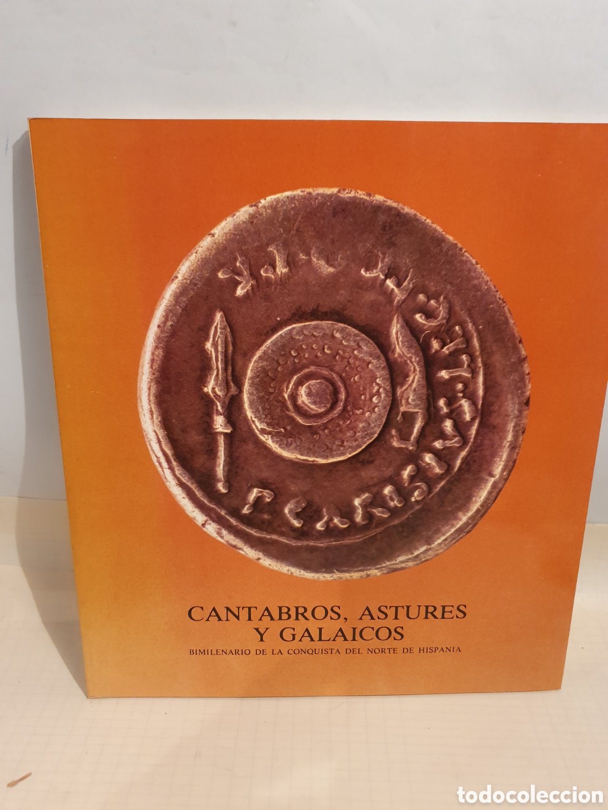 Libri di seconda mano: CANTABROS ASTURES Y GALAICOS. BIMILENARIO DE LA CONQUISTA DEL NORTE DE HISPANIA.