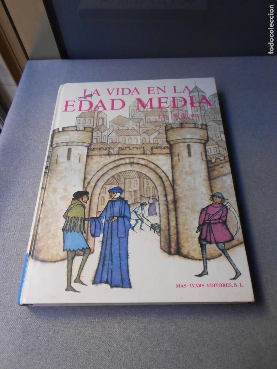 Libros de segunda mano: LA VIDA EN LA EDAD MEDIA - Foto 1
