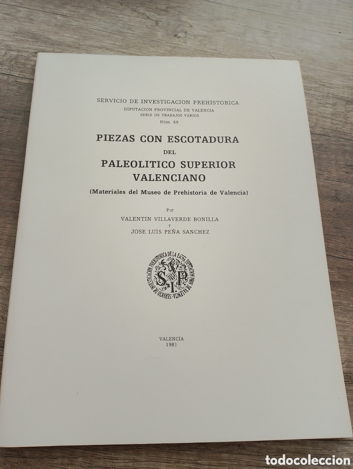 Libros de segunda mano: Valent&iacute;n Villaverde y Jos&eacute; Luis Pe&ntilde;a. Piezas con escotadura del Paleol&iacute;tico Superior Valenciano