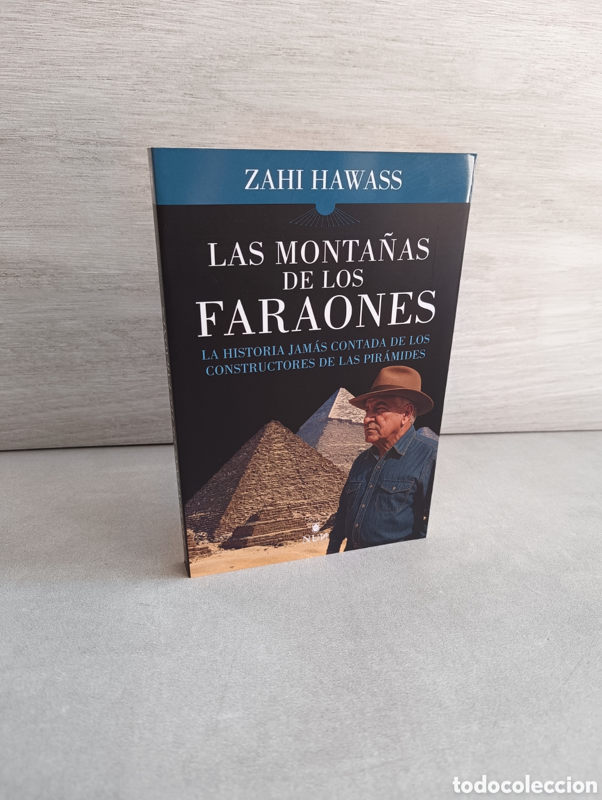 Second hand books: LAS MONTA&Ntilde;AS DE LOS FARAONES. La verdadera historia de los constructores de pir&aacute;mides. - ZAHI HAWASS