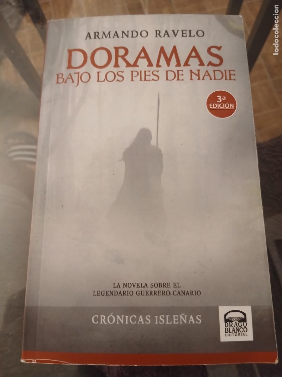 Libros de segunda mano: DORAMAS. BAJO LOS PIES DE NADIE. ARMANDO RAVELO. CRONICAS ISLE&Ntilde;AS.