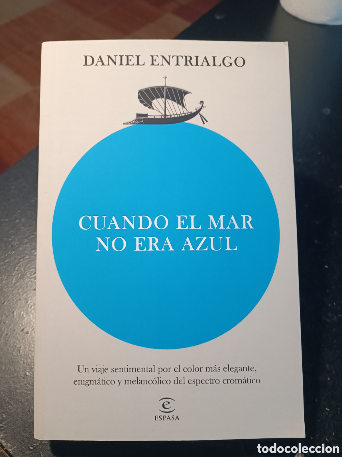 Libros de segunda mano: Cuando el mar no era azul Un viaje sentimental por el color m&aacute;s elegante Daniel Entrialgo Espasa