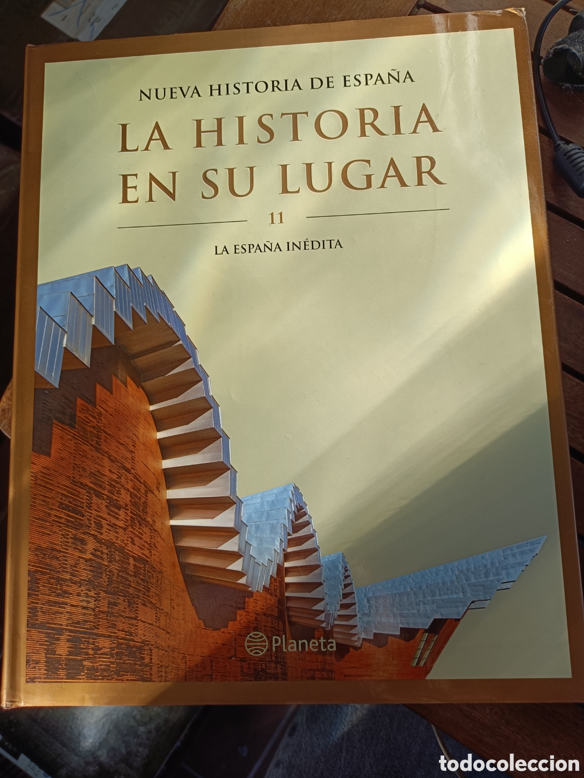 Libros de segunda mano: La historia en su lugar II la Espa&ntilde;a in&eacute;dita. Nueva historia de Espa&ntilde;a. Editorial Planeta. Tapa dura