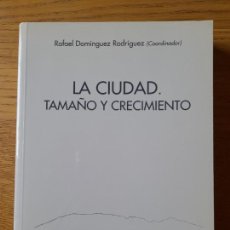 Libros de segunda mano: LA CIUDAD, TAMAÑO Y CRECIMIENTO, RAFAEL DOMINGUEZ, UNIVERSIDAD DE MALAGA, 1999 RARO. Lote 301389083