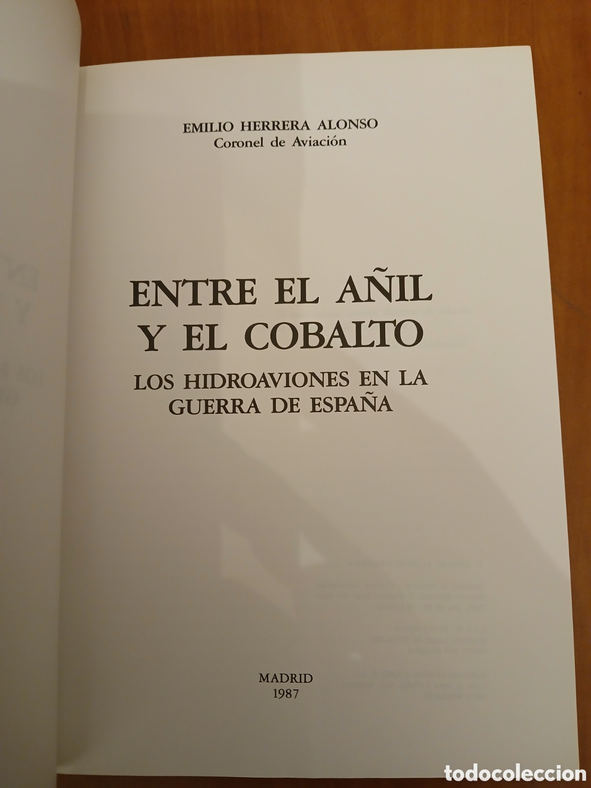 Libros de segunda mano: Entre el a&ntilde;il y el cobalto. E. Herrera. - Foto 3