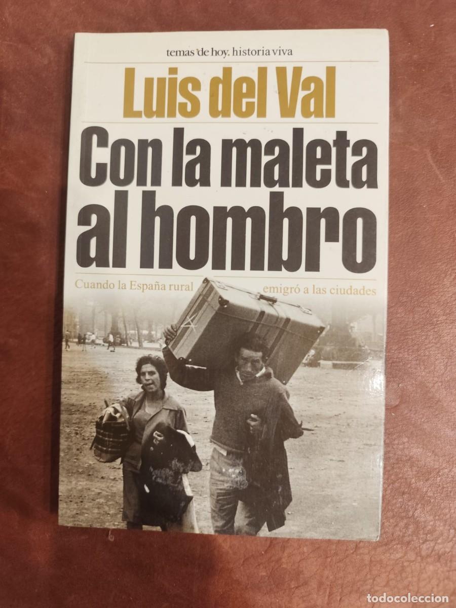 Libros de segunda mano: Luis del Val. CON LA MALETA AL HOMBRO. CUANDO LA ESPA&Ntilde;A RURAL EMIGR&Oacute; A LAS CIUDADES.