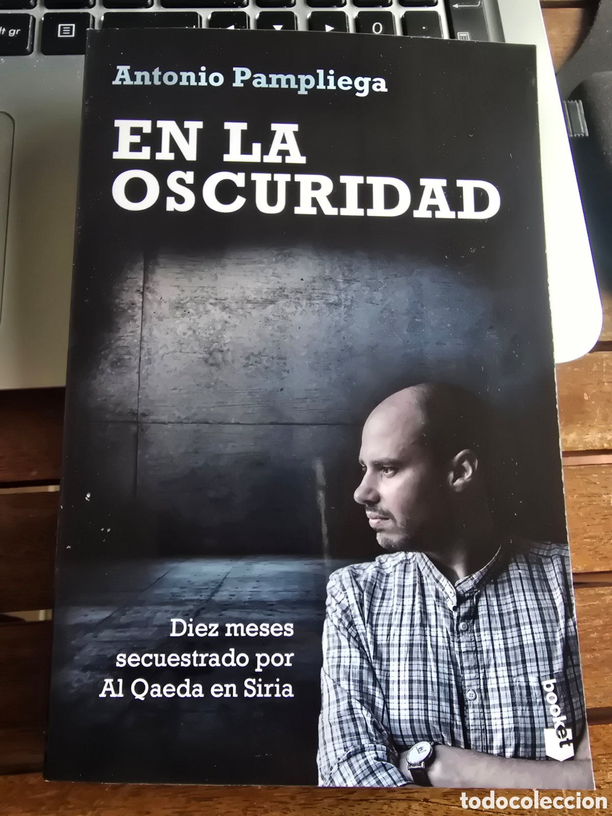 Libros de segunda mano: EN LA OSCURIDAD Diez meses secuestrado por Al Qaeda en Siria Pampliega, Antonio BOOKET 2026