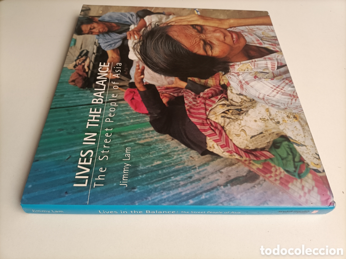 Libros de segunda mano: Lives in the balance. The street people of Asia. Fotograf&iacute;as Jimmy lam Texto ingl&eacute;s orientalismo