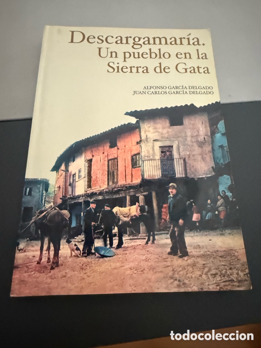 Libros de segunda mano: Descargamar&iacute;a . Un Pueblo en la Sierra de Gata. Alfonso y Juan Carlos G&ordf; Delgado. Extremadura.