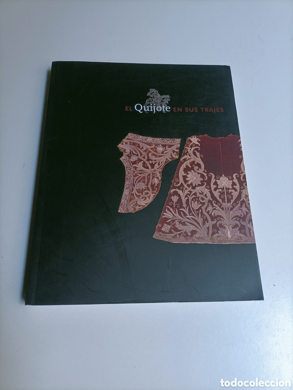 Libros de segunda mano: El Quijote en sus trajes. El cat&aacute;logo exposici&oacute;n a&ntilde;o 2005 . Indumentaria vestimenta