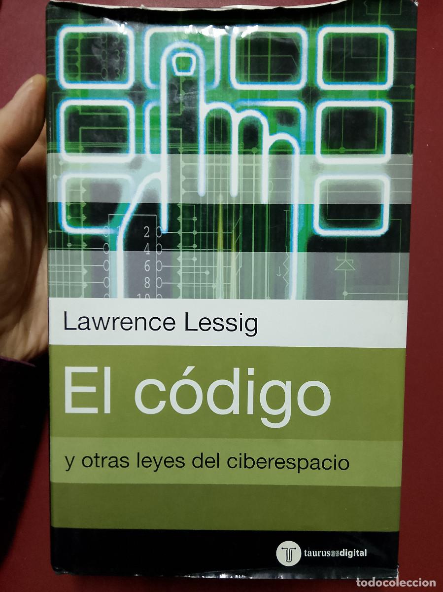 Libros de segunda mano: Lawrence Lessig: El c&oacute;digo y otras leyes del ciberespacio (Taurus. 2001) - Foto 1