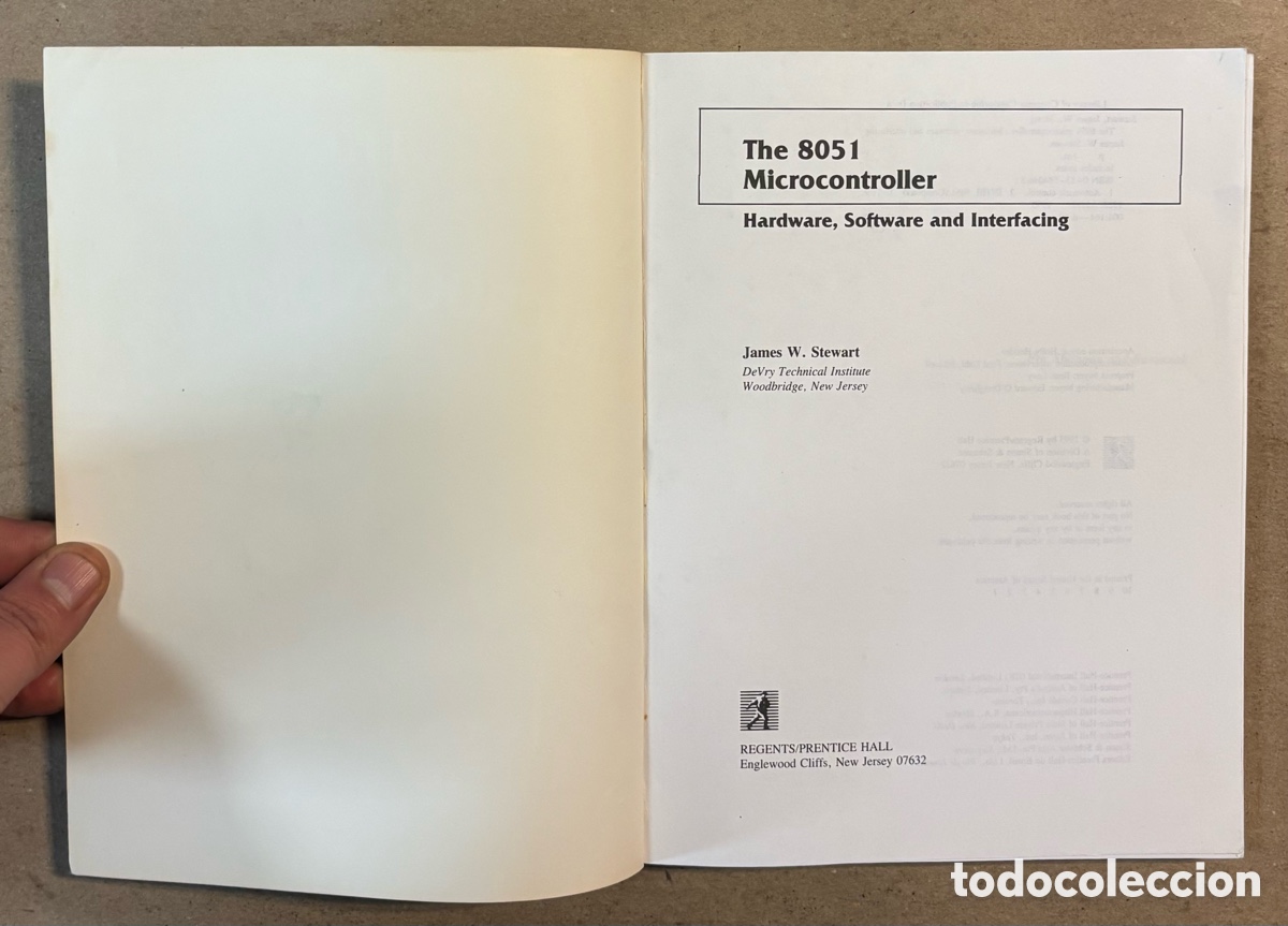 Libros de segunda mano: THE 8051 MICROCONTROLLER (HARDWARE, SOFTWARE & INTERFACING). JAMES W. STEWART. REGENTS PRENTICE - Foto 2