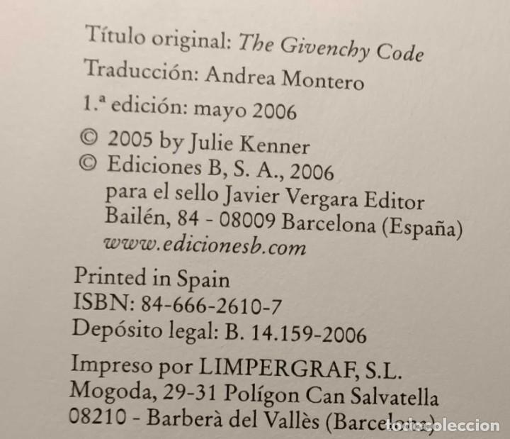Libros de segunda mano: LIBRO: El C&oacute;digo Givenchy, Julie Kenner, 2006 - Foto 2