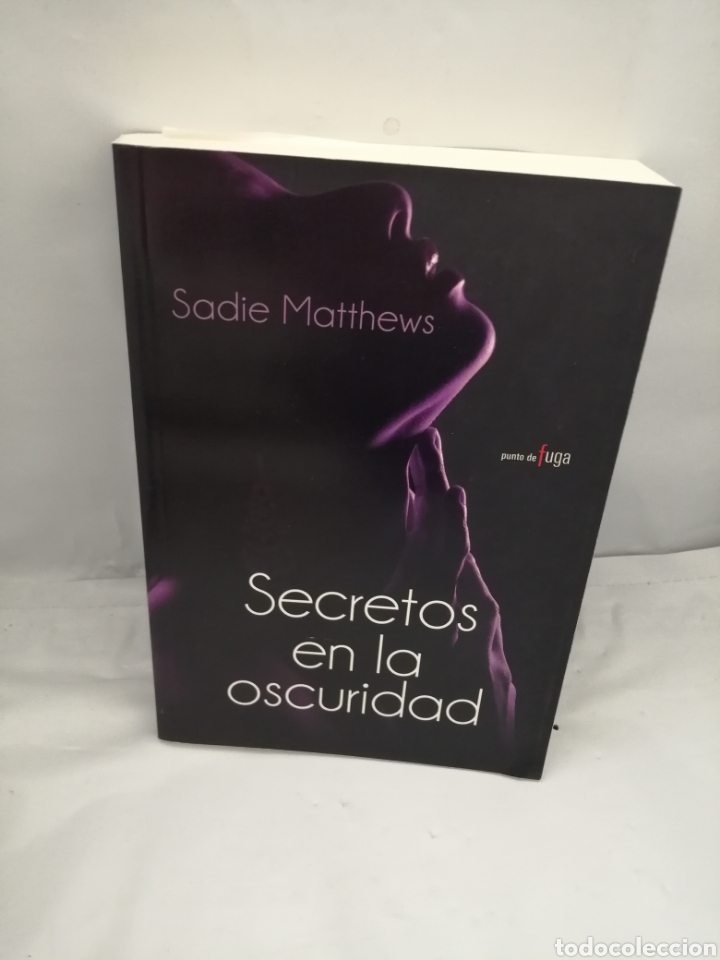 Libros de segunda mano: SECRETOS EN LA OSCURIDAD. - Foto 1