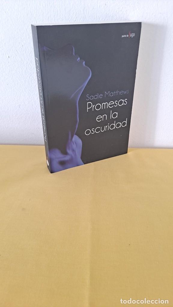 Libri di seconda mano: SADIE MATTHEWS - PROMESAS EN LA OSCURIDAD - EDICIONES PUNTO DE FUGA 2014