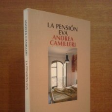Libros de segunda mano: ANDREA CAMILLERI - LA PENSIÓN EVA - NARRATIVA SALAMANDRA 2008 (1ª EDICIÓN). Lote 374267189