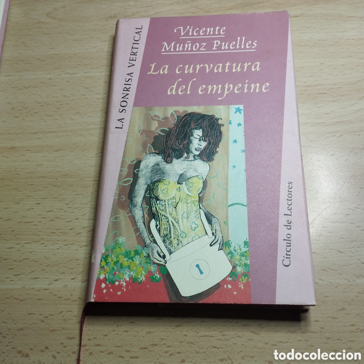 Libros de segunda mano: La curvatura del empeine. Vicente Mu&ntilde;oz Puelles. Circulo de lectores. La sonrisa vertical.