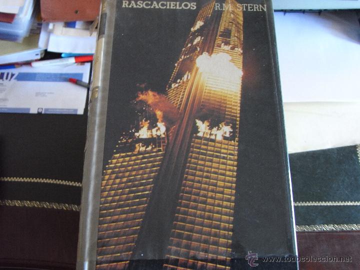 Libros de segunda mano: Rascacielos. R.M.Stern. - Foto 1