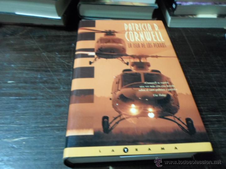 Libros de segunda mano: Patricia D.Cornwell, La isla de los perros, Ed. B. 2002 - Foto 1