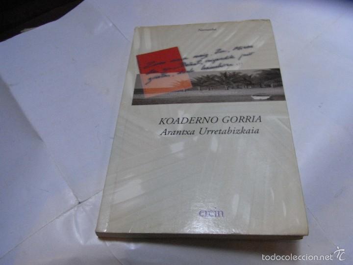 Libros de segunda mano: Arantxa Urretabizkaia, Koadernoa gorria. Ed, Erein,1998 - Foto 1