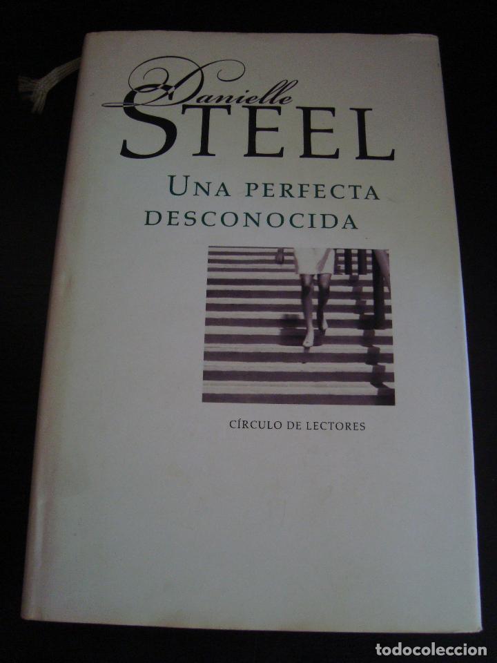 Libros de segunda mano: UNA PERFECTA DESCONOCIDA. DANIELLE STEEL. - Foto 1