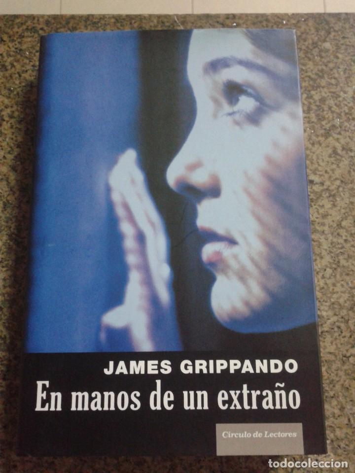 Libros de segunda mano: EN MANOS DE UN EXTRA&Ntilde;O -- JAMES GRIPPANDO -- CIRCULO - 2006 -- - Foto 1