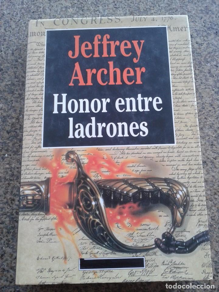 Libros de segunda mano: HONOR ENTRE LADRONES -- JEFFREY ARCHER -- CIRCULO - 1994 -- - Foto 1