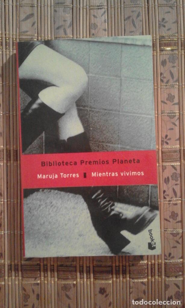 Libros de segunda mano: Mientras vivimos - Maruja Torres - Foto 1