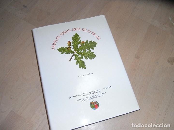 Libros de segunda mano: Arboles singulares de Euskadi - Foto 1