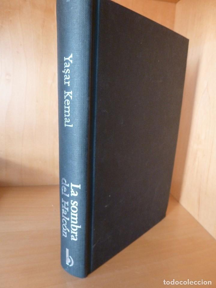 Libros de segunda mano: LA SOMBRA DEL HALC&Oacute;N. YASAR KEMAL - Foto 1