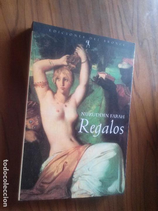 Libros de segunda mano: REGALOS. NURUDDIN FARAH. EDICIONES DEL BRONCE. R&Uacute;STICA. RARO - Foto 1