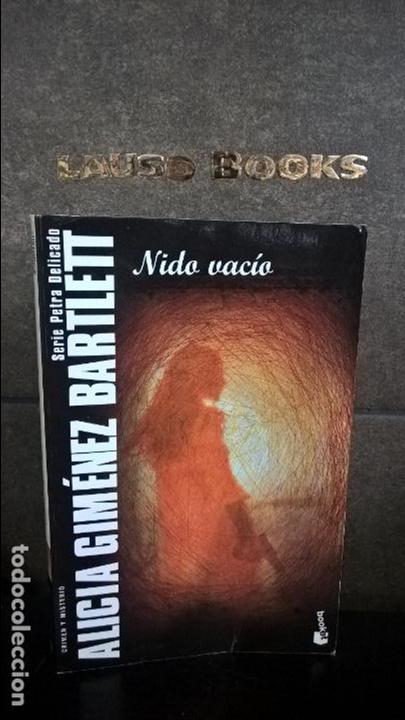 Libros de segunda mano: NIDO VACIO. ALICIA GIMENEZ BARTLETT. - Foto 1