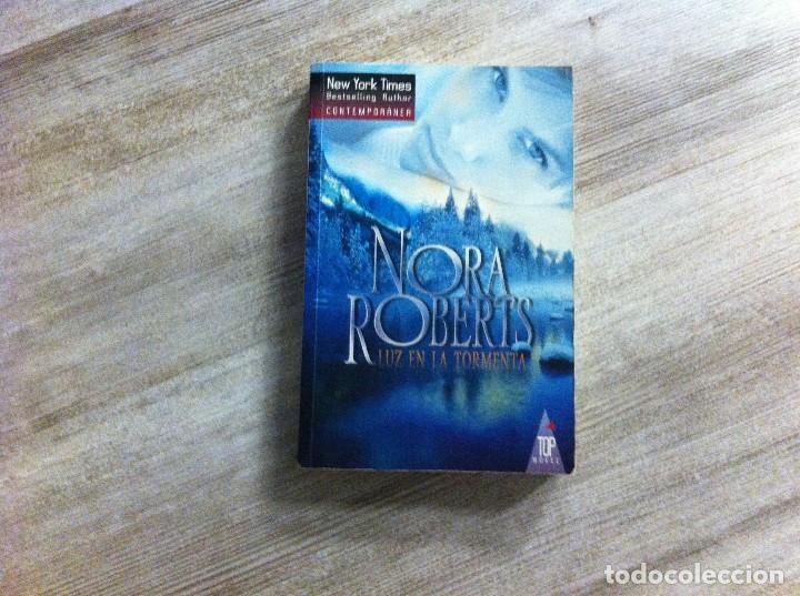 Libros de segunda mano: NORA ROBERTS. LUZ EN LA TORMENTA.  2007 - Foto 1
