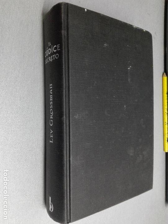 Libros de segunda mano: EL C&Oacute;DICE SECRETO / LEV GROSSMAN / EDICIONES B 2004 - Foto 1