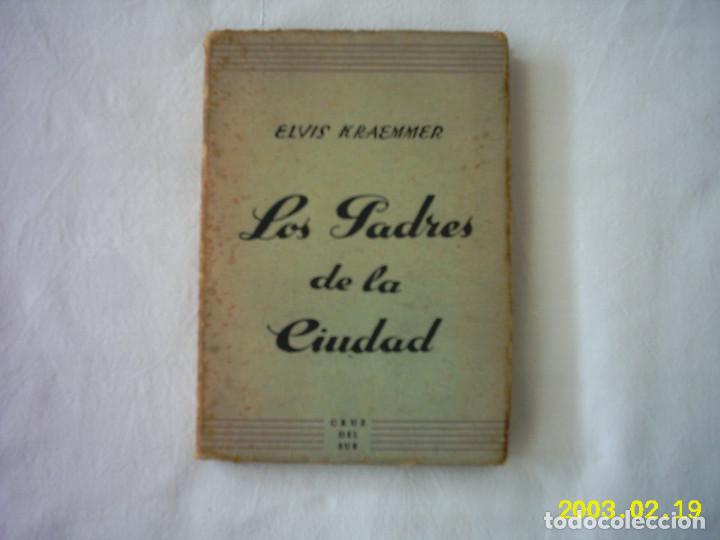 Libri di seconda mano: ELVIS KRAEMMER. LOS PADRES DE LA CIUDAD. 1945. PRIMERA EDICI&Oacute;N. TRADUCCI&Oacute;N DE J. MIGUEL MACAYA.