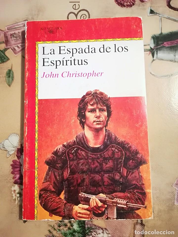 Libros de segunda mano: La espada de los esp&iacute;ritus - John Christopher - Foto 1