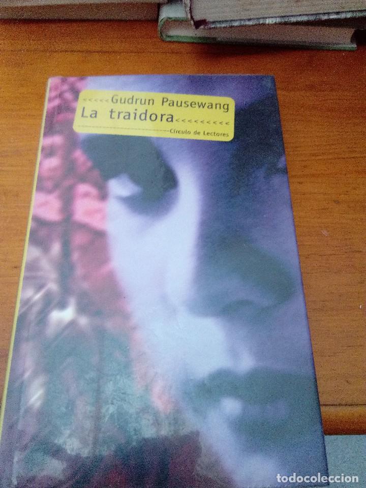 Libros de segunda mano: LA TRAIDORA. GUDRUN PAUSEWANG. EST9B4 - Foto 1