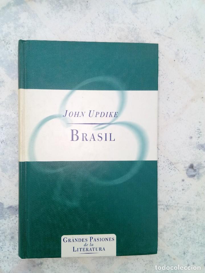 Libros de segunda mano: BRASIL. JOHN UPDIKE. EST9B5 - Foto 1