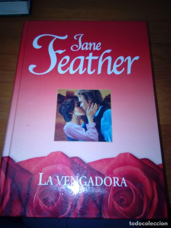Libros de segunda mano: LA VENGADORA. JANE FEATHER. EST6B1 - Foto 1