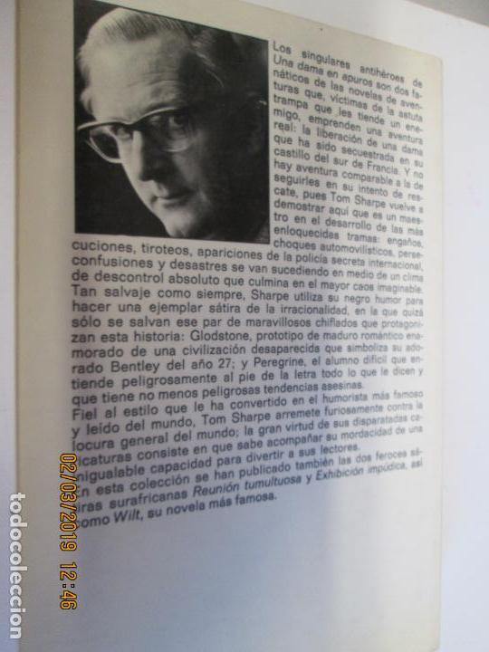 Libros de segunda mano: UNA DAMA EN APUROS - TOM SHARPE. - Foto 2