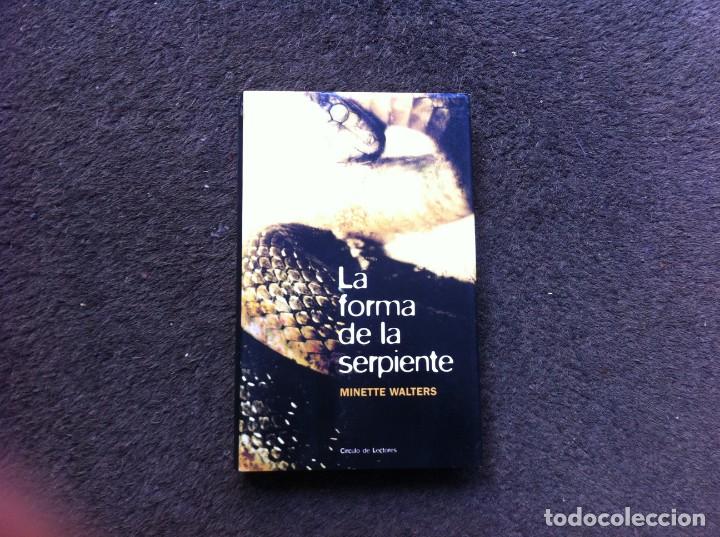 Libros de segunda mano: MINETTE WALTERS.  LA FORMA DE LA SERPIENTE.  ED. C&Iacute;RCULO, 2001 - Foto 1
