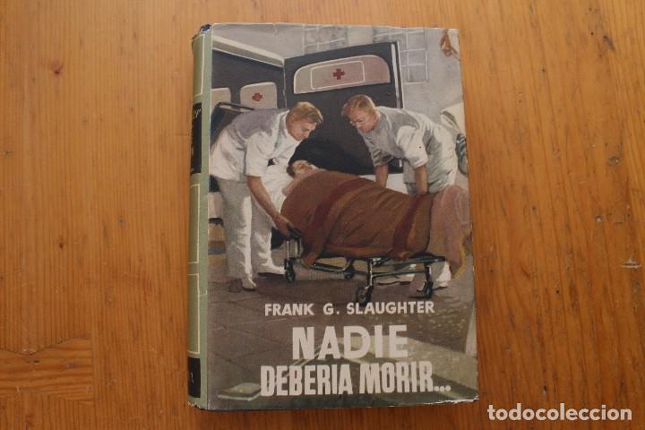Libros de segunda mano: NADIE DEBER&Iacute;A MORIR - Foto 1