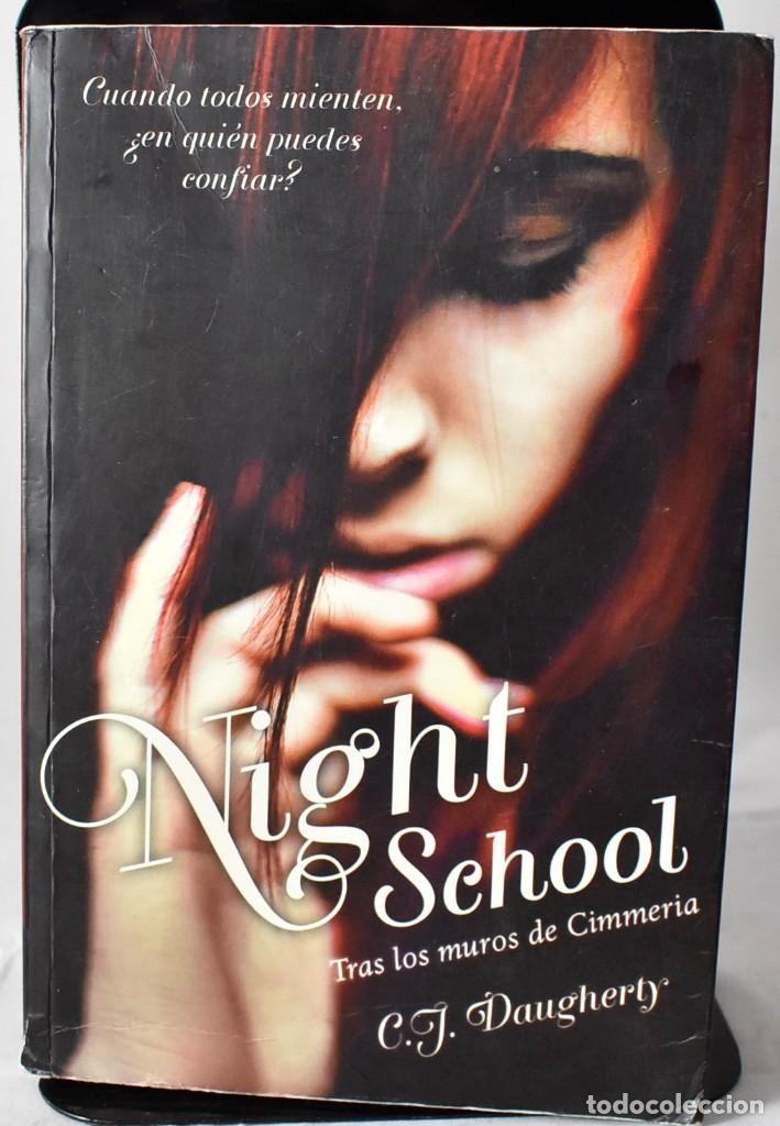 Libri di seconda mano: NIGHT SCHOOL. TRAS LOS MUROS DE CIMMERIA. C.J. DAUGHERTU. 2012 1&ordm;EDICION.  ALFAGUARA JUVENIL