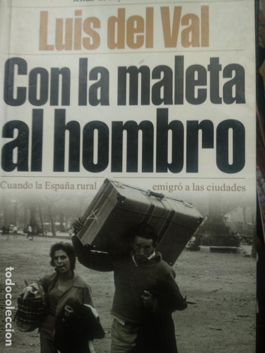 Libros de segunda mano: CON LA MALETA AL HOMBRO - LUIS DEL VAL - Foto 1