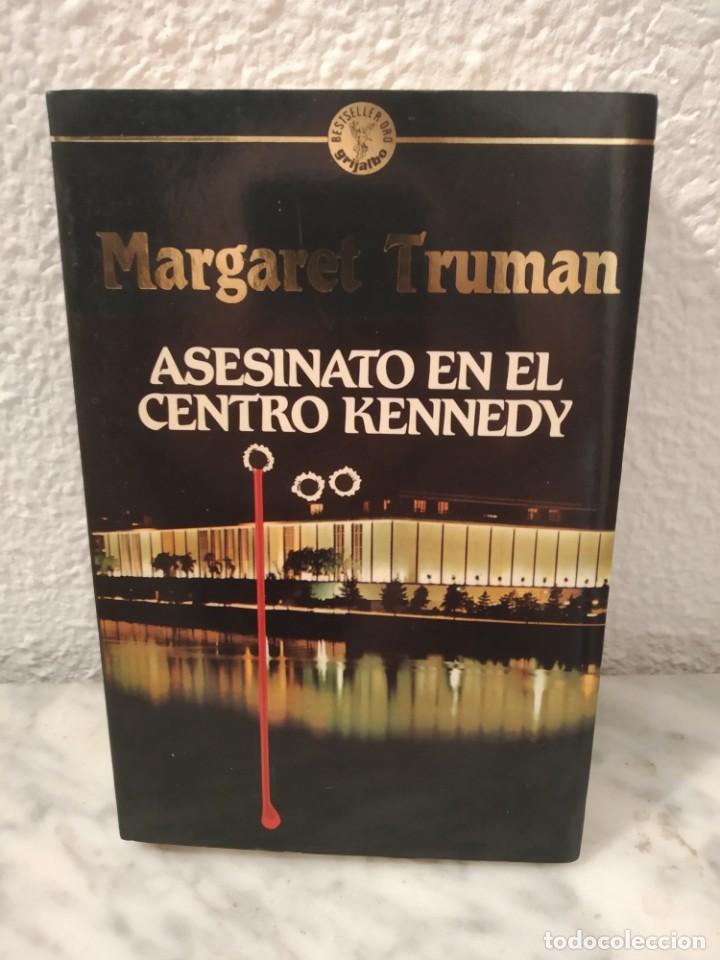 Libros de segunda mano: Asesinato en el centro Kennedy - Foto 1