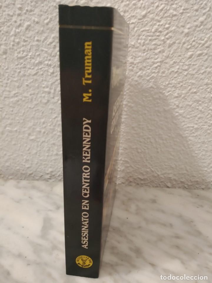 Libros de segunda mano: Asesinato en el centro Kennedy - Foto 3